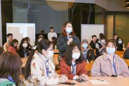 一群人在开会

描述已自动生成