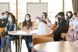 一群人坐在桌子前

描述已自动生成