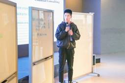 图片包含 站, 男人, 室内, 人

描述已自动生成