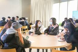 一群人坐在桌子前

描述已自动生成