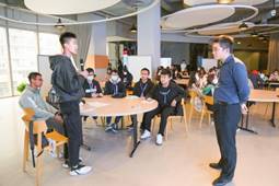 图片包含 室内, 人, 桌子, 天花板

描述已自动生成