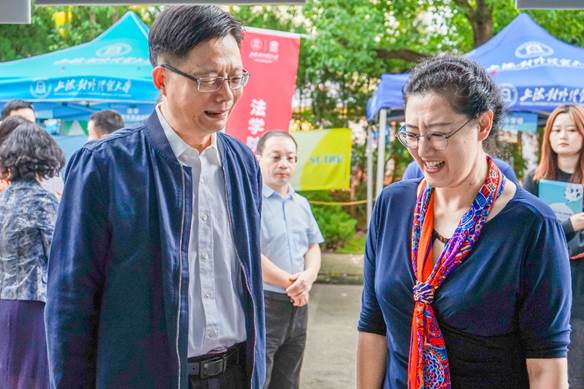 图片包含 人, 户外, 站, 男人

描述已自动生成