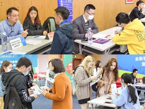 一群人在看电脑
描述已自动生成