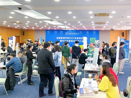 餐厅里的人们
中度可信度描述已自动生成