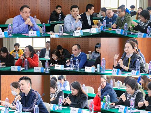 一群小孩在玩电脑
中度可信度描述已自动生成