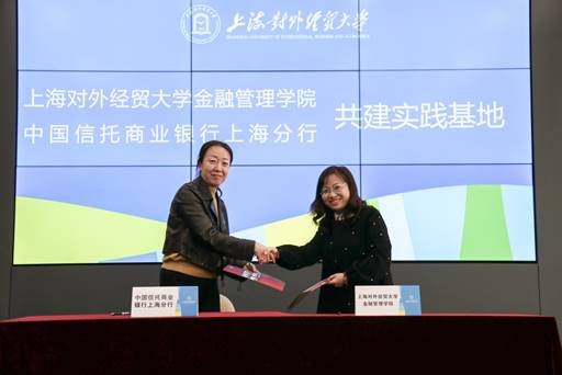 屏幕上的男人和女人
描述已自动生成