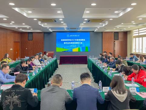 一群小孩在教室里
描述已自动生成